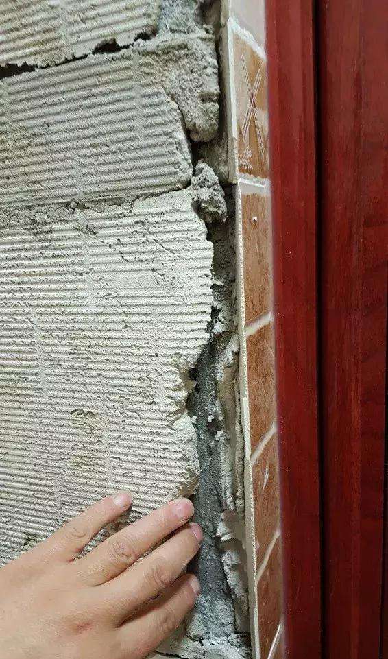 瓷砖空鼓打胶按斤收费180元合理吗为什么