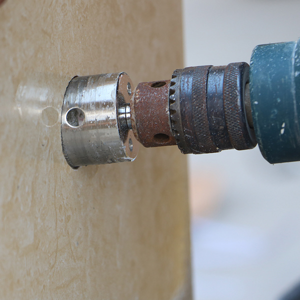 墙砖打孔后的地方怎么修补视频(墙砖打孔后的地方怎么修补视频教程)