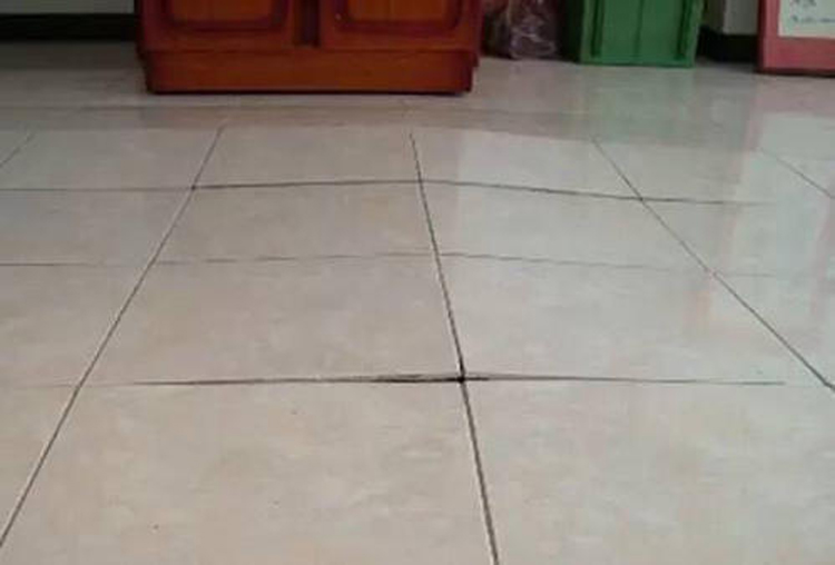 地板砖翘起来了怎么修复(地板砖翘起来了怎么修复多少钱)